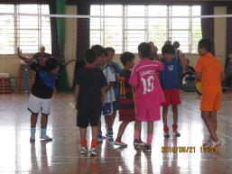 集まって話し合う小学生チーム