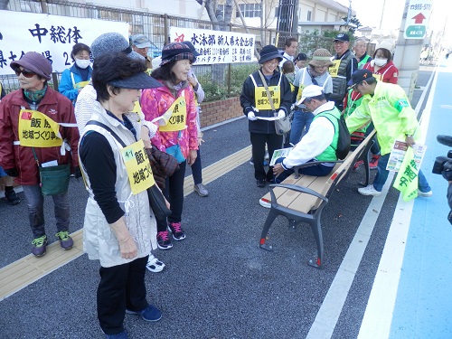 ベンチの座り心地を確かめています