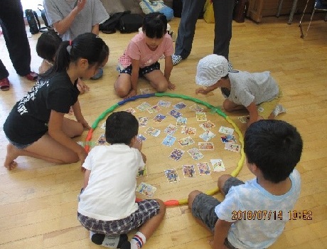 子どもたちがカルタで遊ぶ様子その１