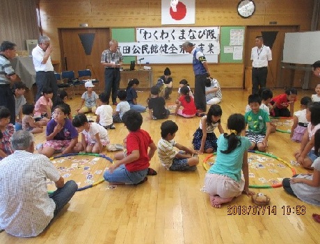 子どもたちがカルタで遊ぶ様子その２