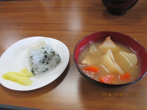 昼食の豚汁とおにぎりその2