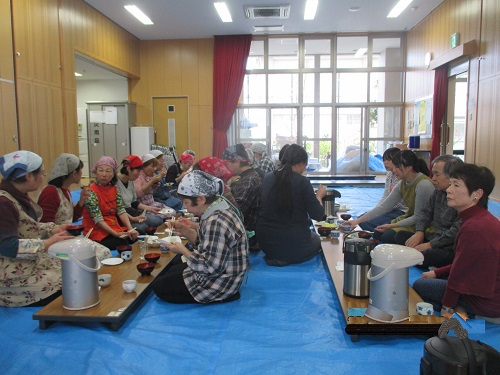 炊き出しスタッフの皆さんは最後に「頂きます」