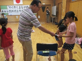 子どもたちがカルタで遊ぶ様子その４