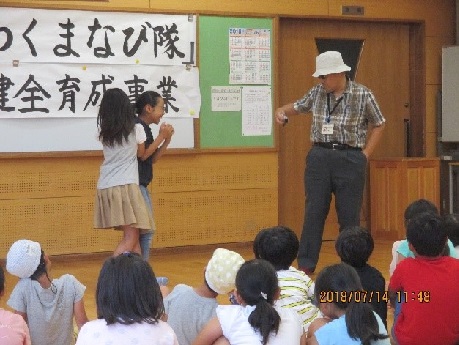 子どもたちが講師と一緒に防犯寸劇をする様子その２
