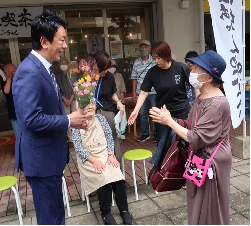 市長に花束を渡すご婦人