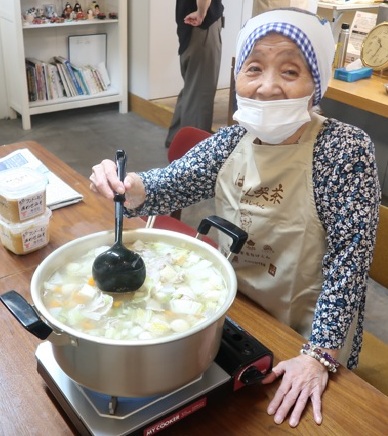 豚汁のチェックを行う田中さん