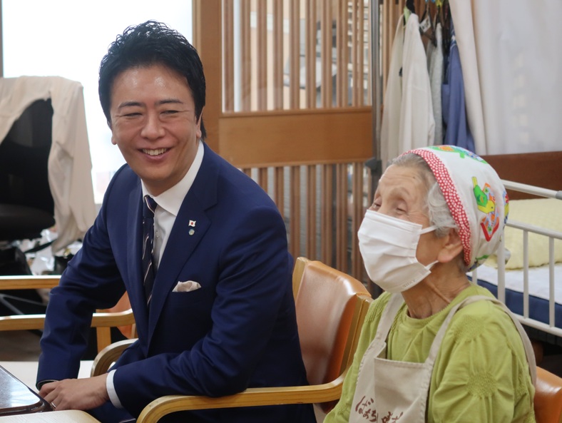 施設利用者と話す市長