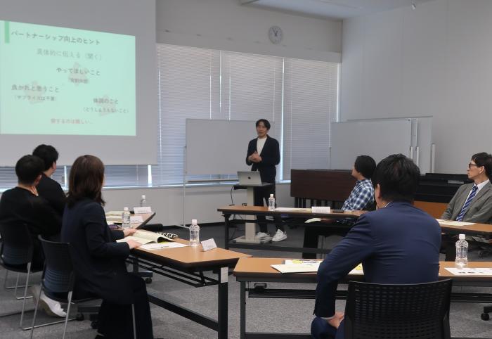 男性の育児参加について説明を受ける市長