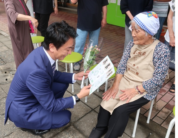 寄せ書きをもらう市長