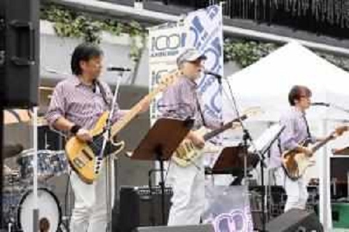 70歳以上の「熟練者」たちによるバンド演奏の様子