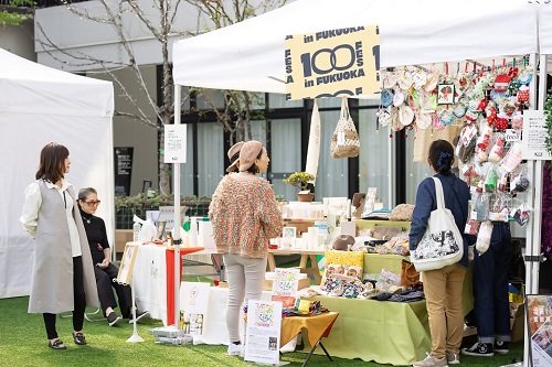 クリエイター達のアート作品を中心に展示販売しているワークショップに訪れているお客さん