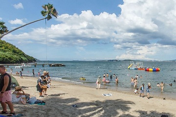 最上のライブをBGMに 能古島のビーチで夏を楽しむ様子
