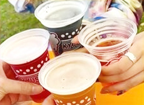 仲間どうしで、いろんな味のビールを乾杯している写真