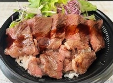 イベントで食べれる、分厚い肉がライスの上にのっている美味しそうなフード