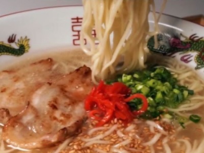 港エリアで営業中の「屋台のたまちゃん」の、ばりうま豚骨ラーメンも屋台街で食べることができます。