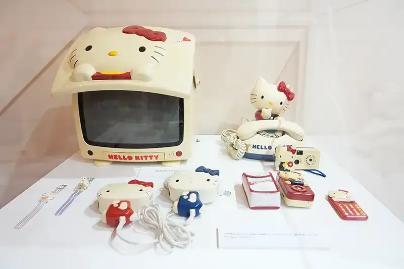 テレビ、電話、カメラ、腕時計など過去に発売された沢山のグッズを展示している様子。