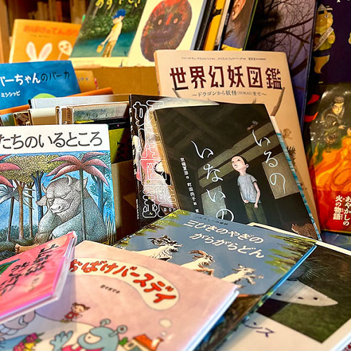 古今東西のおばけ絵本を500冊用意しています