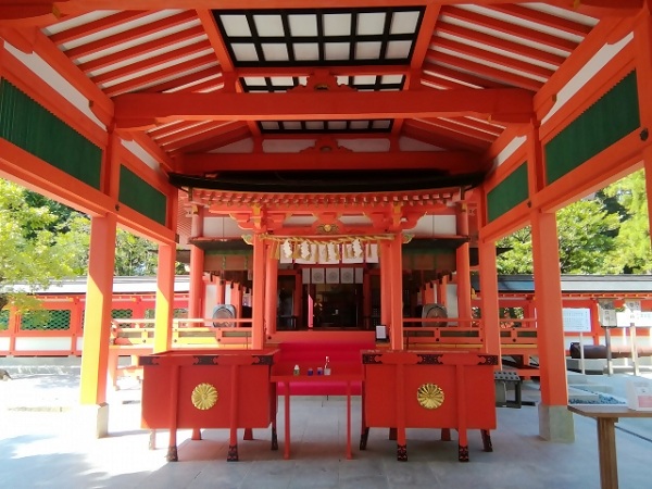 朱塗りの色彩華やかな香椎宮