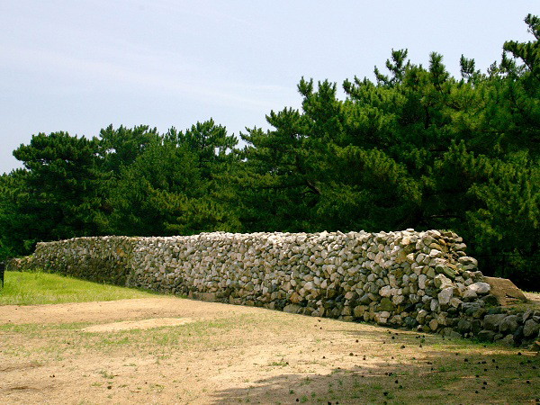 築造当時は約3ｍの高さに積み上げられていた今津元寇防塁