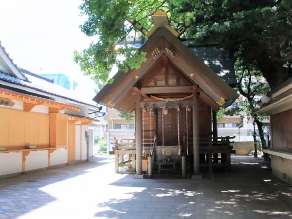 初庚申の日には、夜明け前から猿のお面を求めて大勢の人で賑わう猿田彦神社