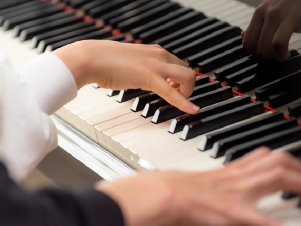 ピアノを楽しんで弾いているイメージ写真