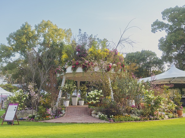 季節の花に包まれた庭園「シンボルガーデン」