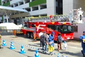 ふれあい広場では、消防車両・福岡警察などの展示車両がお出迎え！