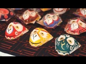 会場で販売される＜今宿人形＞四代目 人清／猿面、縁起物など