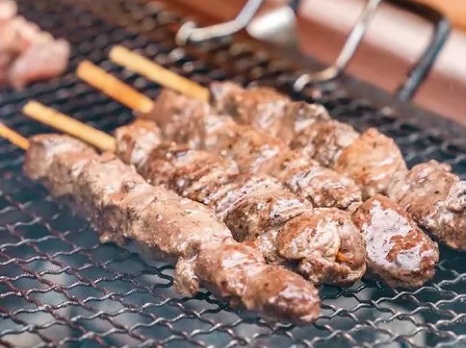 ジビエ料理のほか、スイーツやドリンクなど多彩な屋台が集合