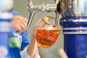 樽のような形のグラスに、ビールが注がれている