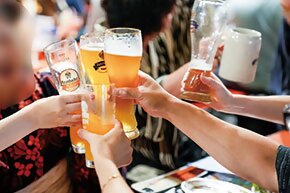 友人たちと乾杯しあって楽しい雰囲気が広がる様子