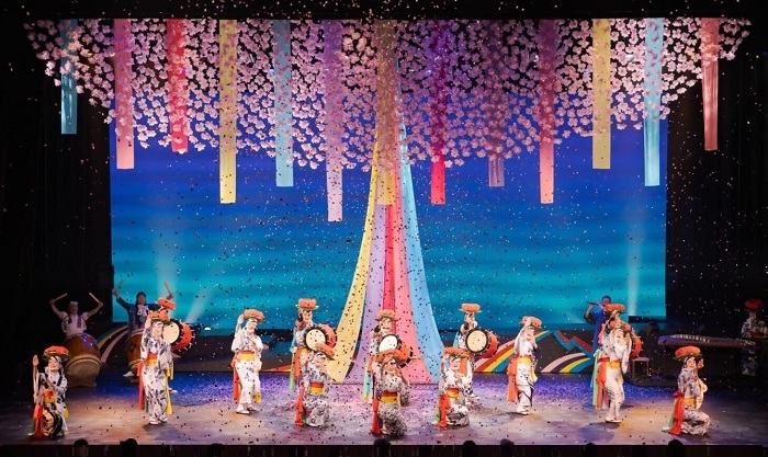 東北6大祭りをイメージしたステージと、劇場を包み込む圧巻の花吹雪。