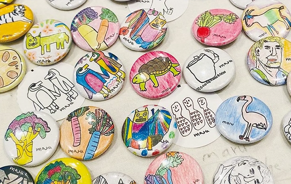 好きな絵で「世界にひとつしかない缶バッジ」を作った様子。