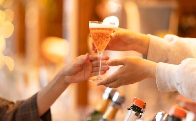 クラフトビールやハイボール、レモンサワーなどの定番ドリンクの写真