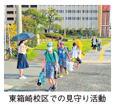 東箱崎校区での見守り活動写真