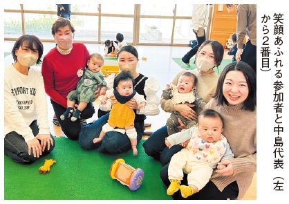 笑顔あふれる参加者と中島代表(左から2番目)の写真