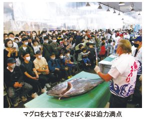 マグロを大包丁でさばく姿は迫力満点