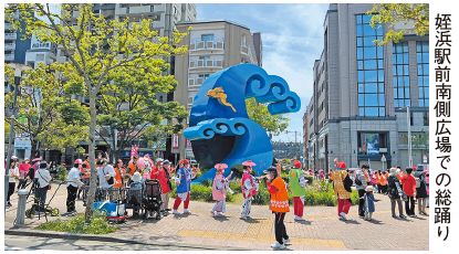 姪浜駅前南側広場での総踊りの写真