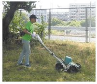 除草している草刈り機の写真