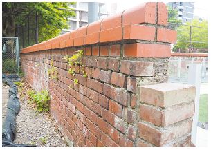 戦争遺跡・簀子小学校赤れんが塀写真