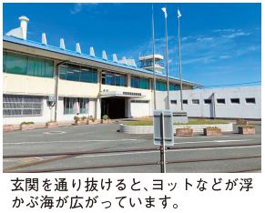 玄関を通り抜けると、ヨットなどが浮かぶ海が広がっている写真