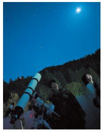 小型望遠鏡を使った星の観察写真