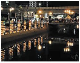 香椎川のほとりに飾られた灯明の写真