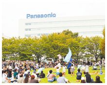 「秋の美野島音楽会」に大勢の人が参加している写真
