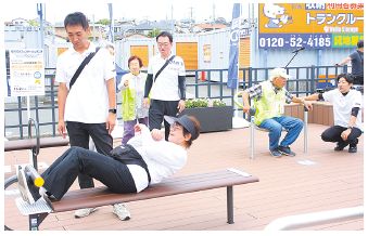 ひと休みできるベンチや多目的ベンチを利用している写真