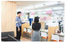 南区保健福祉センター2階フロアの窓口案内人の写真