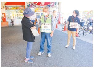ほっとかれん隊が認知症の為、自宅がどこか分からなくなった人を探して安全に帰宅できるように声掛けをする訓練の写真