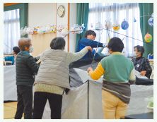 避難所開設訓練でテントを設営している写真