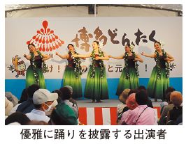 優雅に踊りを披露する出演者の写真