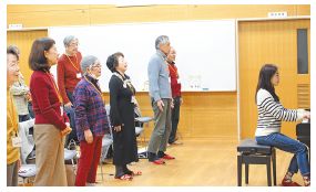 混声合唱サークル「コール・サンフラワー」人たちが歌っている写真